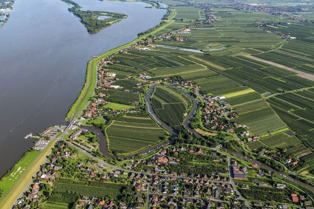 Luftbild Grünendeich - Ortschaft an den Fluss- Uferbereichen Lühe in Grünendeich Altes Land an der Elbe im Bundesland Niedersachsen, Deutschland