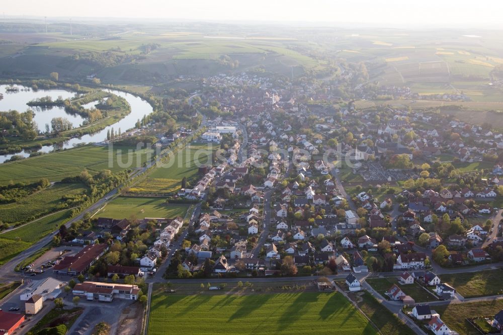 Dettelbach aus der Vogelperspektive: Ortschaft an den Fluss- Uferbereichen des Main in Dettelbach im Bundesland Bayern