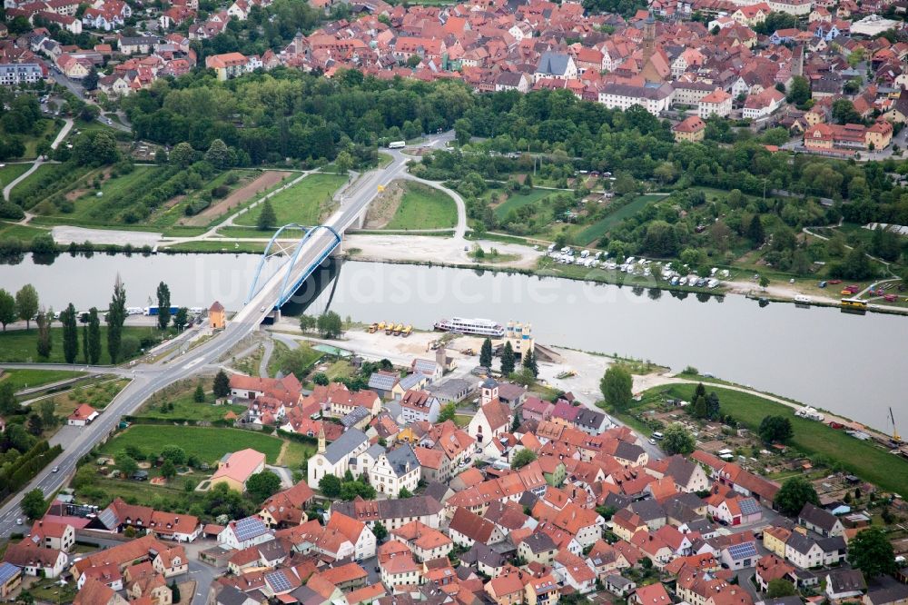 Luftaufnahme Volkach - Ortschaft an den Fluss- Uferbereichen des Main im Ortsteil Astheim in Volkach im Bundesland Bayern
