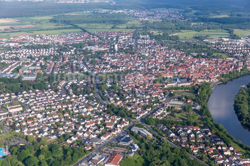 Luftaufnahme Seligenstadt - Ortschaft an den Fluss- Uferbereichen des Main in Seligenstadt im Bundesland Hessen, Deutschland