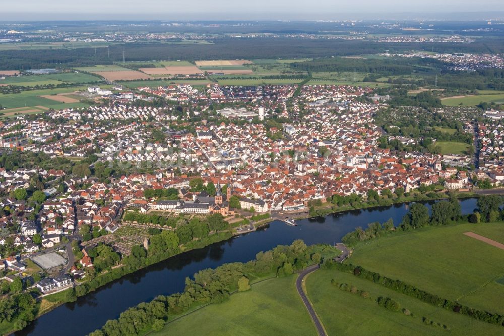 Seligenstadt von oben - Ortschaft an den Fluss- Uferbereichen des Main in Seligenstadt im Bundesland Hessen, Deutschland