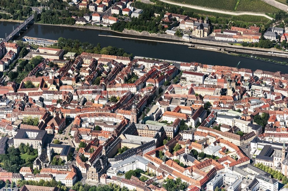 Würzburg von oben - Ortschaft an den Fluss- Uferbereichen des Main in Würzburg im Bundesland Bayern, Deutschland