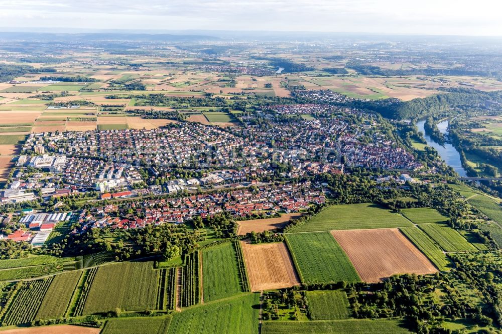 Luftaufnahme Marbach am Neckar - Ortschaft an den Fluss- Uferbereichen des Neckar in Marbach am Neckar im Bundesland Baden-Württemberg, Deutschland