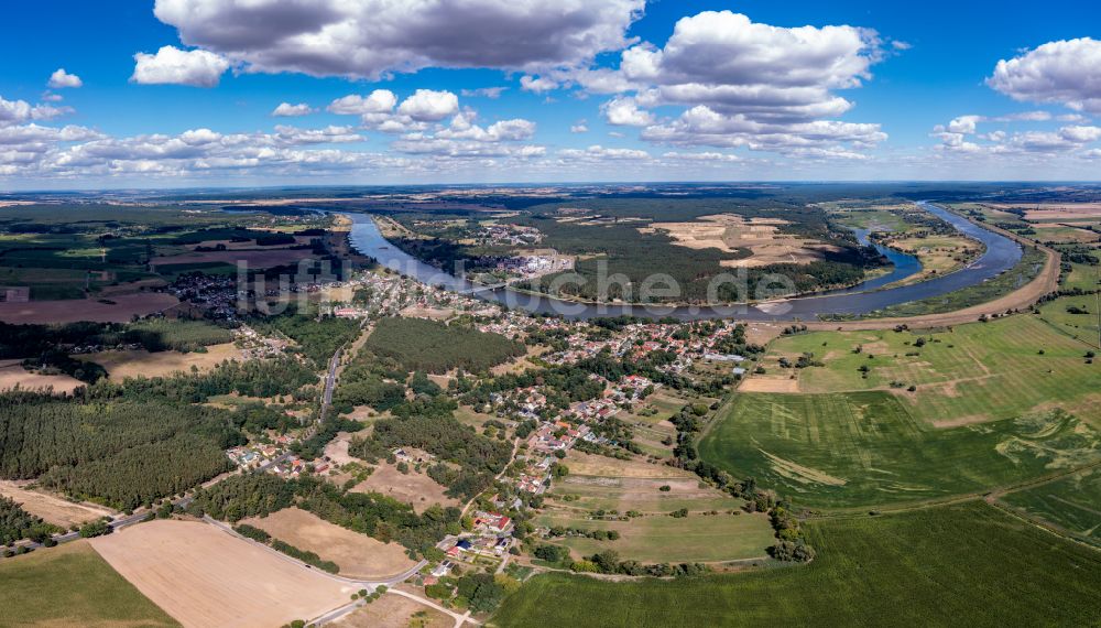 Hohensaaten von oben - Ortschaft an den Fluss- Uferbereichen der Oder in Hohensaaten im Bundesland Brandenburg, Deutschland