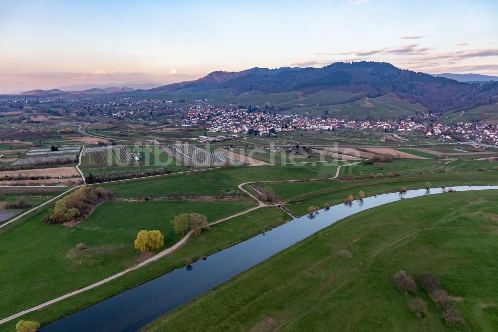 Luftaufnahme Ortenberg - Ortschaft an den Fluss- Uferbereichen in Ortenberg im Bundesland Baden-Württemberg, Deutschland
