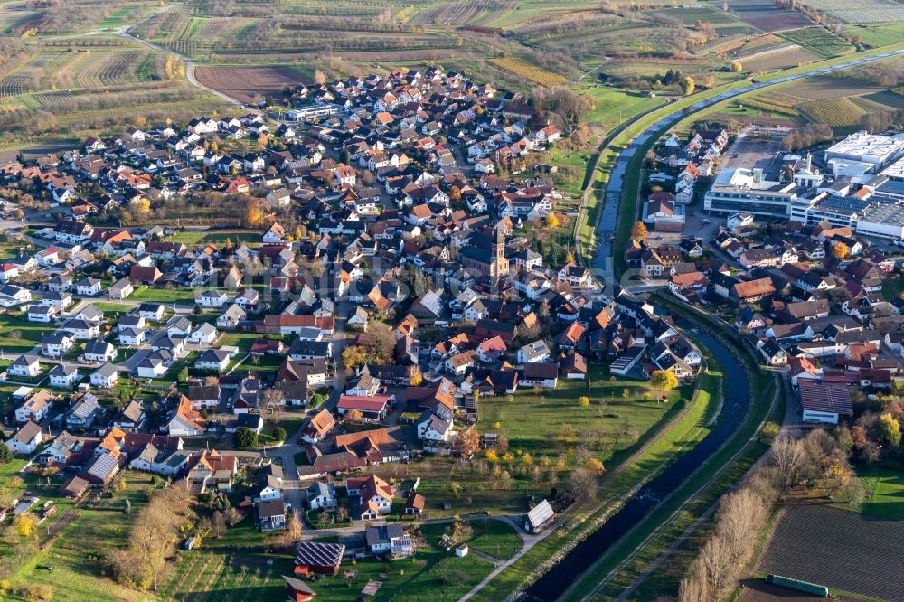 Luftaufnahme Stadelhofen - Ortschaft an den Fluss- Uferbereichen der Rench in Stadelhofen im Bundesland Baden-Württemberg, Deutschland