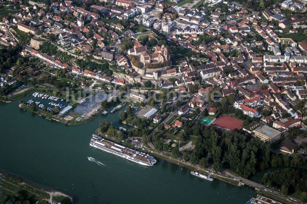 Luftaufnahme Breisach am Rhein - Ortschaft an dem Fluss- Uferbereichen des Rhein in Breisach am Rhein im Bundesland Baden-Württemberg