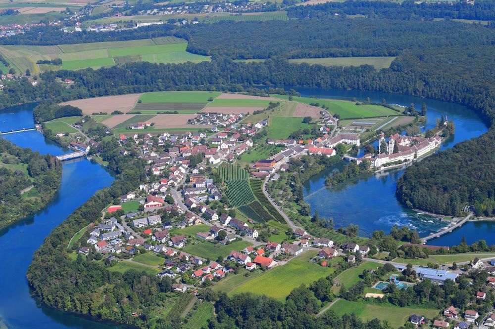 Rheinau von oben - Ortschaft an den Fluss- Uferbereichen vom Rhein in Rheinau im Kanton Zürich, Schweiz