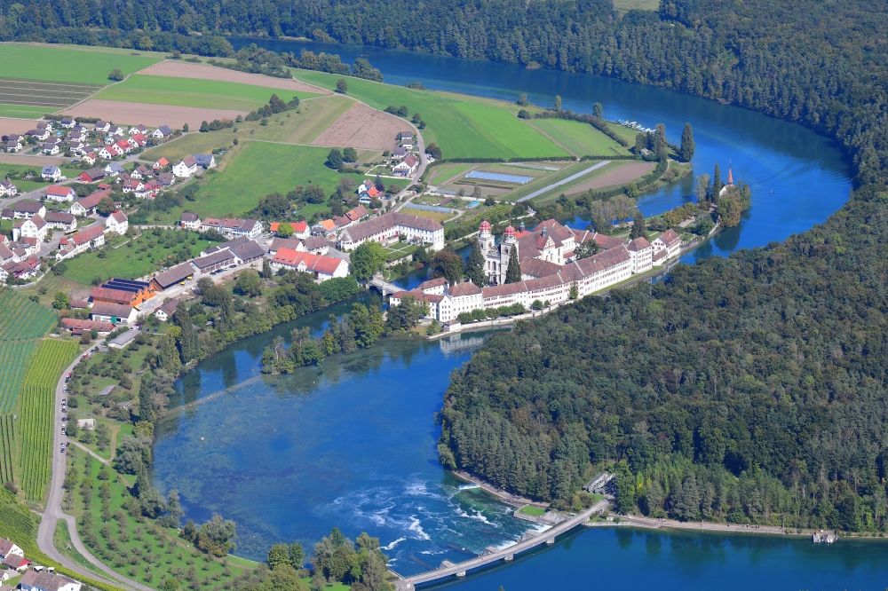 Rheinau aus der Vogelperspektive: Ortschaft an den Fluss- Uferbereichen vom Rhein in Rheinau im Kanton Zürich, Schweiz