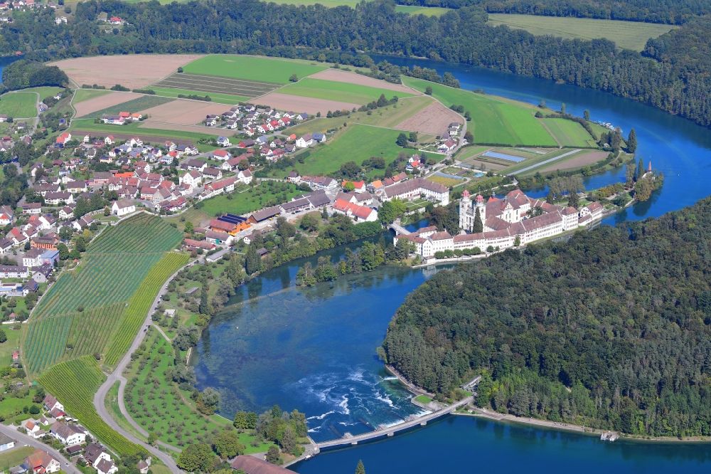 Luftbild Rheinau - Ortschaft an den Fluss- Uferbereichen vom Rhein in Rheinau im Kanton Zürich, Schweiz