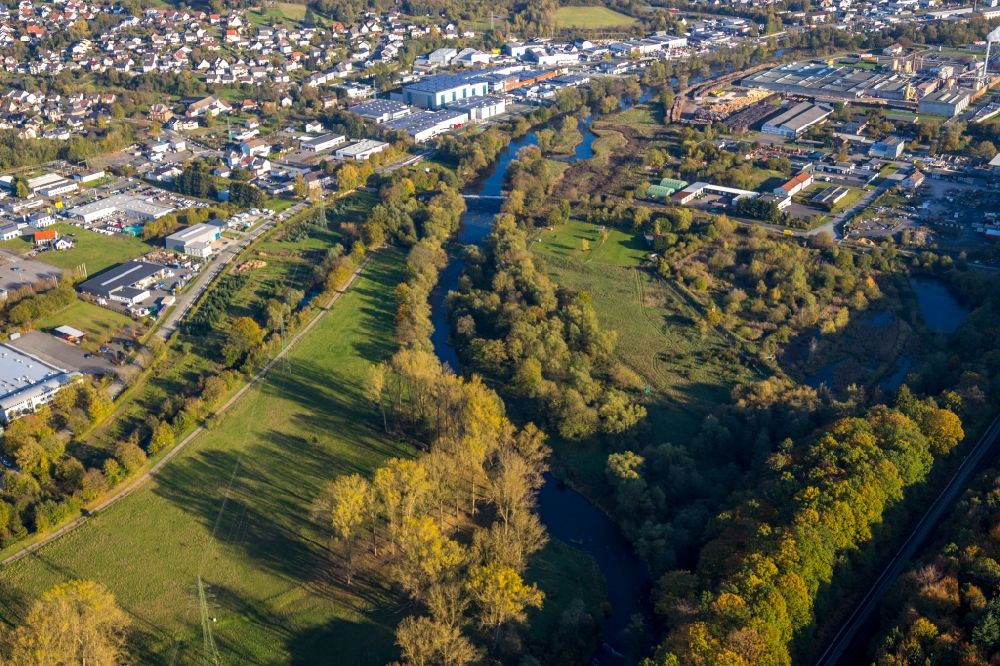 Luftbild Arnsberg - Ortschaft an den Fluss- Uferbereichen der Ruhr im Ortsteil Müschede in Arnsberg im Bundesland Nordrhein-Westfalen, Deutschland