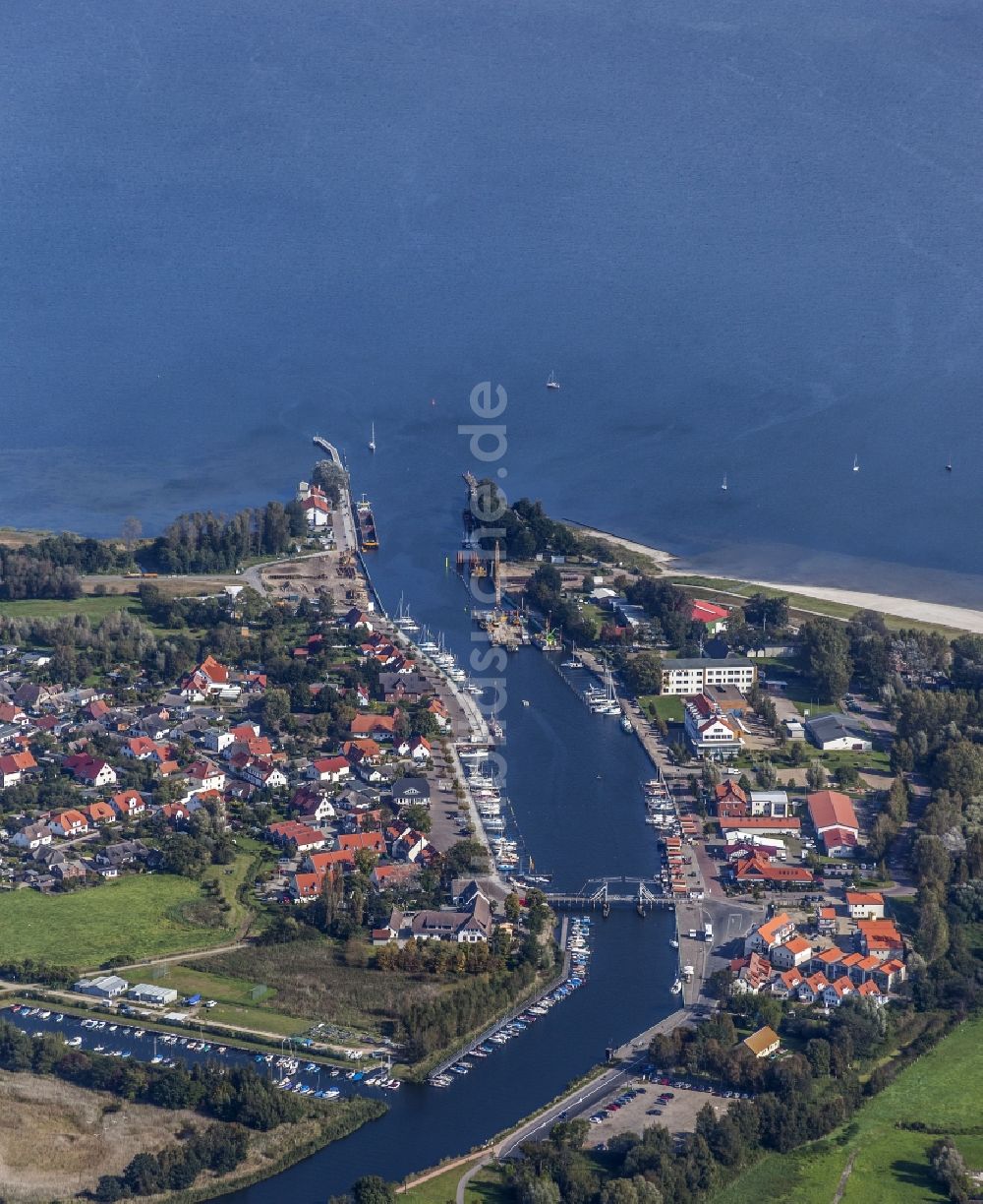 Luftaufnahme Greifswald - Ortschaft an den Fluss- Uferbereichen der Ryck in Greifswald im Bundesland Mecklenburg-Vorpommern