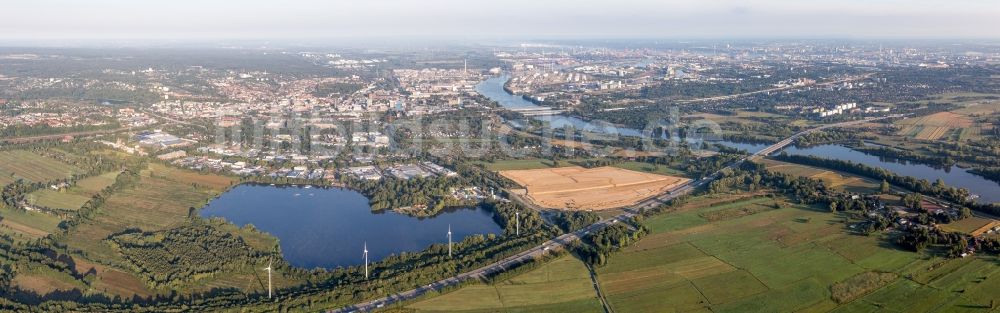 Hamburg aus der Vogelperspektive: Ortschaft an den Fluss- Uferbereichen der Süderelbe im Ortsteil Harburg in Hamburg, Deutschland