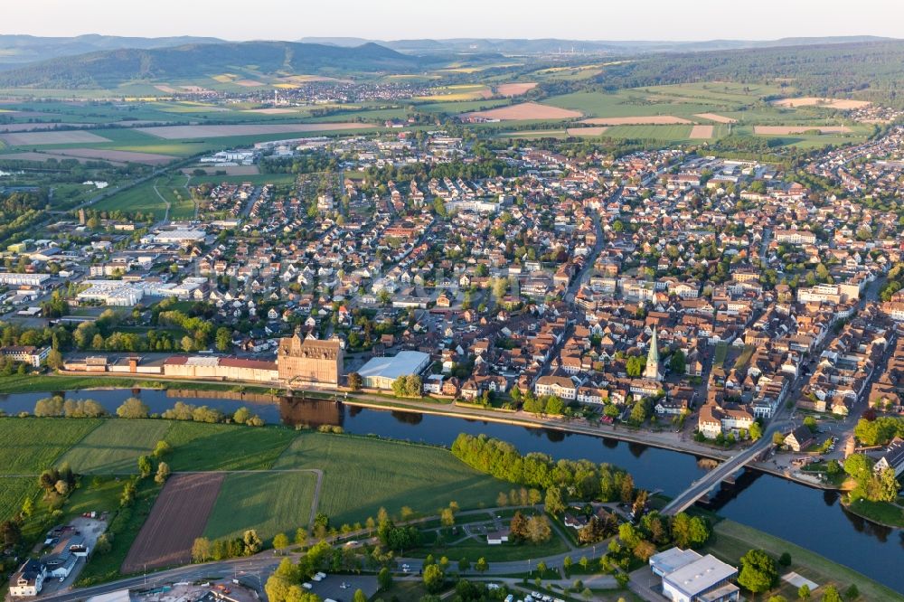 Holzminden aus der Vogelperspektive: Ortschaft an den Fluss- Uferbereichen der Weser in Holzminden im Bundesland Niedersachsen, Deutschland