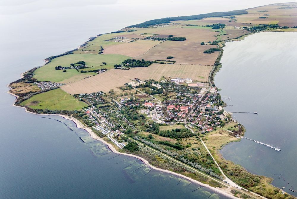 Dranske aus der Vogelperspektive: Ortschaft an den Uferbereichen in Dranske auf Rügen im Bundesland Mecklenburg-Vorpommern, Deutschland