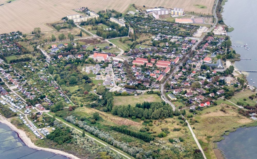 Luftbild Dranske - Ortschaft an den Uferbereichen in Dranske auf Rügen im Bundesland Mecklenburg-Vorpommern, Deutschland