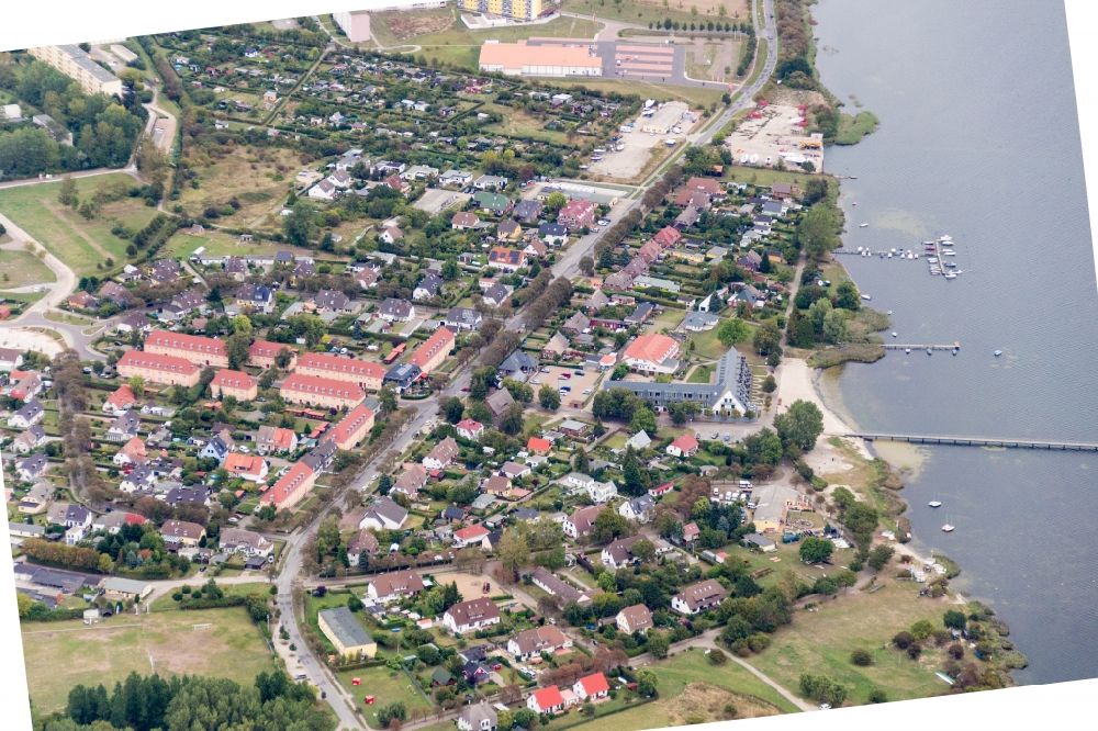 Luftaufnahme Dranske - Ortschaft an den Uferbereichen in Dranske auf Rügen im Bundesland Mecklenburg-Vorpommern, Deutschland