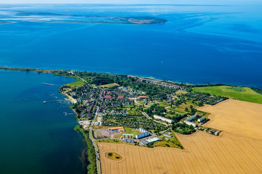 Luftbild Dranske - Ortschaft an den Uferbereichen in Dranske auf Rügen im Bundesland Mecklenburg-Vorpommern, Deutschland