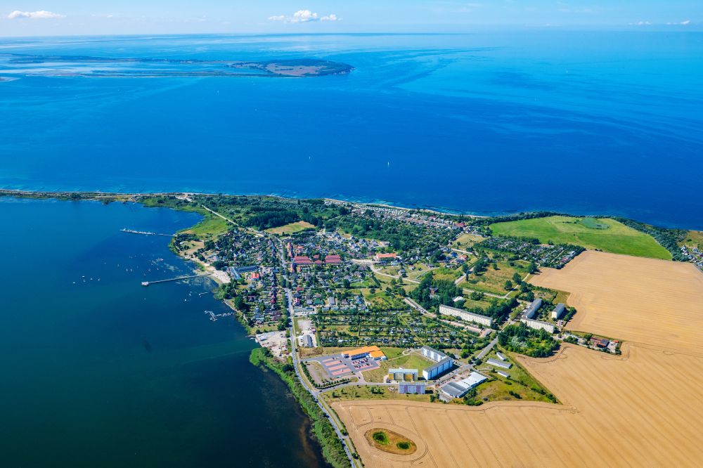 Luftaufnahme Dranske - Ortschaft an den Uferbereichen in Dranske auf Rügen im Bundesland Mecklenburg-Vorpommern, Deutschland
