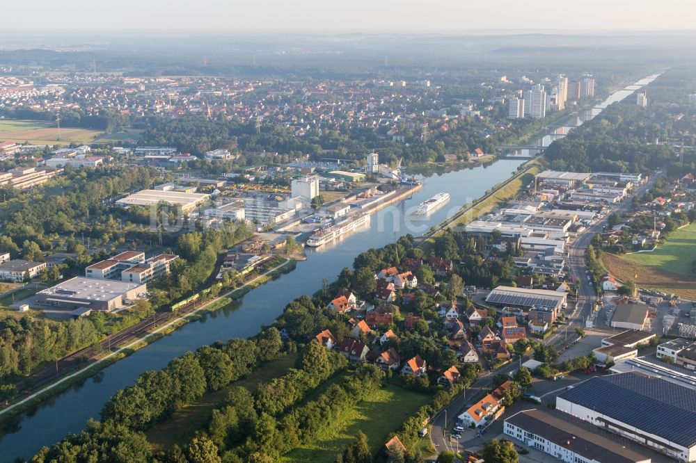 Luftaufnahme Erlangen - Ortschaft an den Uferbereichen des Main-Donau-Kanal im Ortsteil Schallershof in Erlangen im Bundesland Bayern, Deutschland