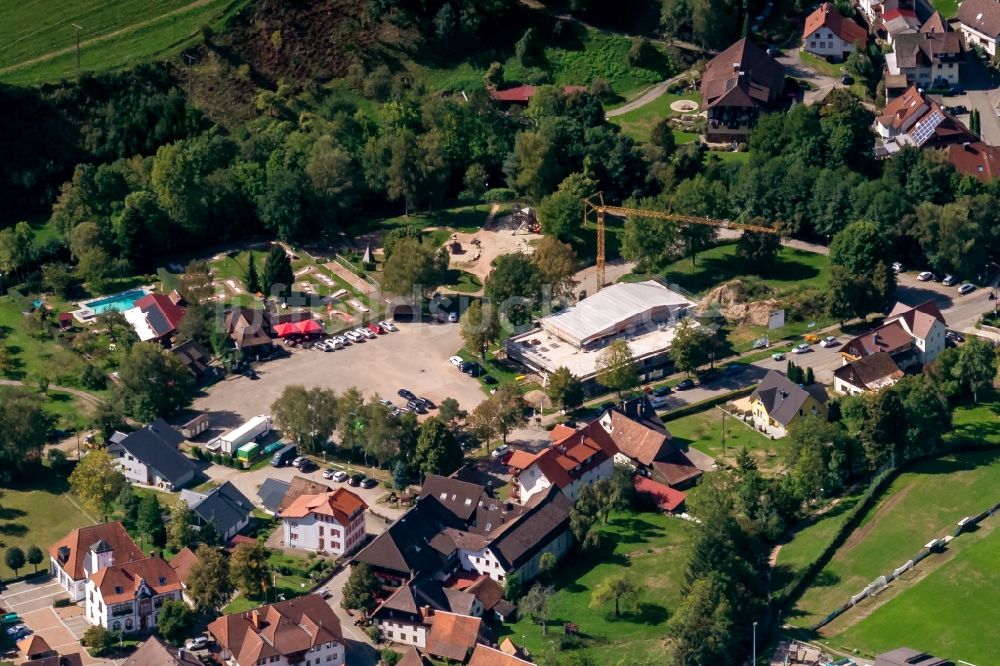 Luftaufnahme Simonswald - Ortskern am ehemaligen Sägplatz, mit Minigolf und Freizeitanlagen in Simonswald im Bundesland Baden-Württemberg, Deutschland