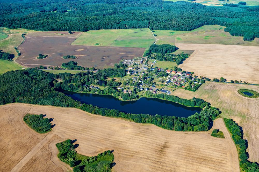 Zemitz aus der Vogelperspektive: Ortskern von Hohensee am Uferbereichdes Hohen See in Zemitz im Bundesland Mecklenburg-Vorpommern, Deutschland