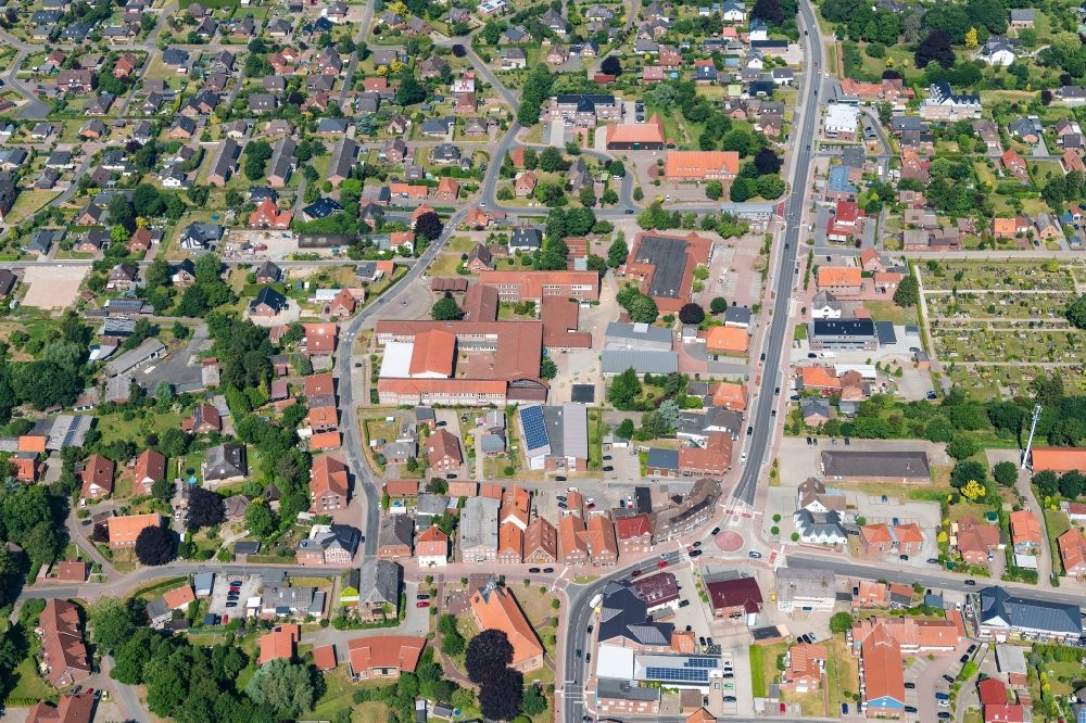 Luftaufnahme Drochtersen - Ortskern mit Kirche in Drochtersen im Bundesland Niedersachsen, Deutschland