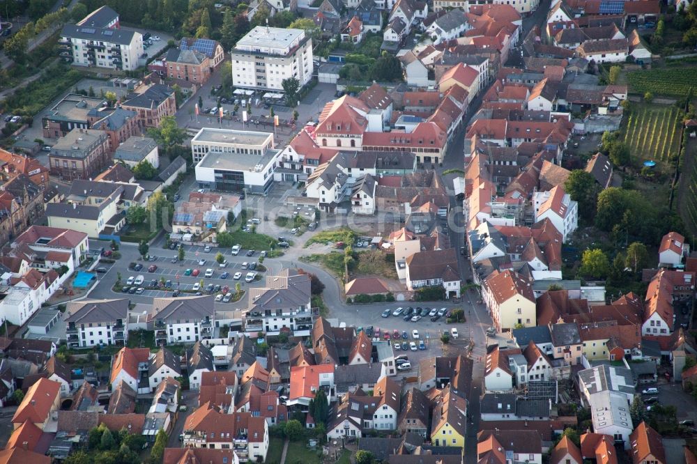 Edenkoben von oben - Ortskern am Markt in Edenkoben im Bundesland Rheinland-Pfalz