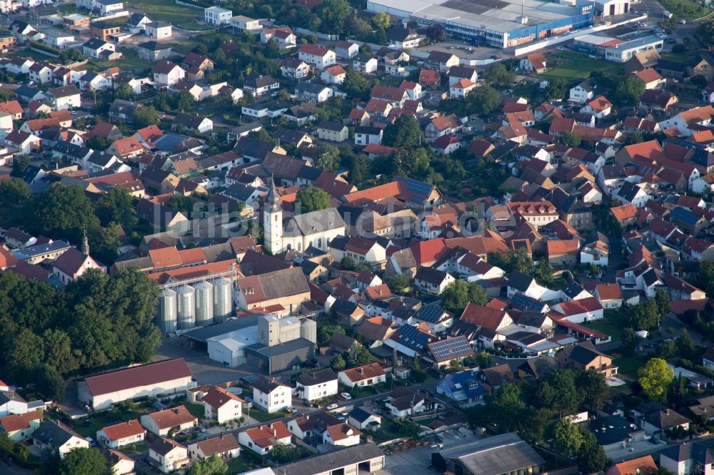 Luftaufnahme Erbes-Büdesheim - Ortskern am Markt in Erbes-Büdesheim im Bundesland Rheinland-Pfalz