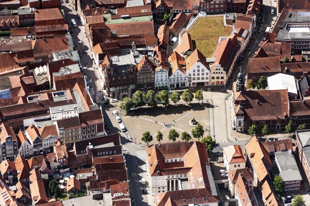 Lüneburg von oben - Ortskern am Marktplatz in Lüneburg im Bundesland Niedersachsen, Deutschland