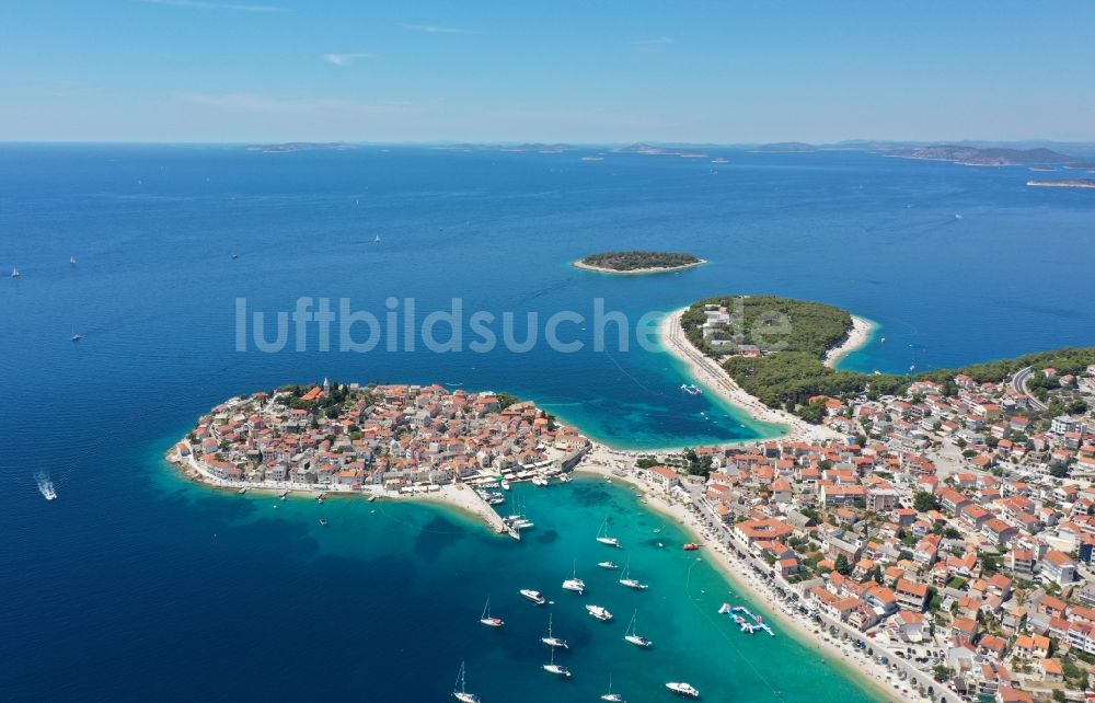 Primosten aus der Vogelperspektive: Ortskern am Meeres- Küstenbereich des Adriatisches Meer in Primosten in Sibensko-kninska zupanija, Kroatien