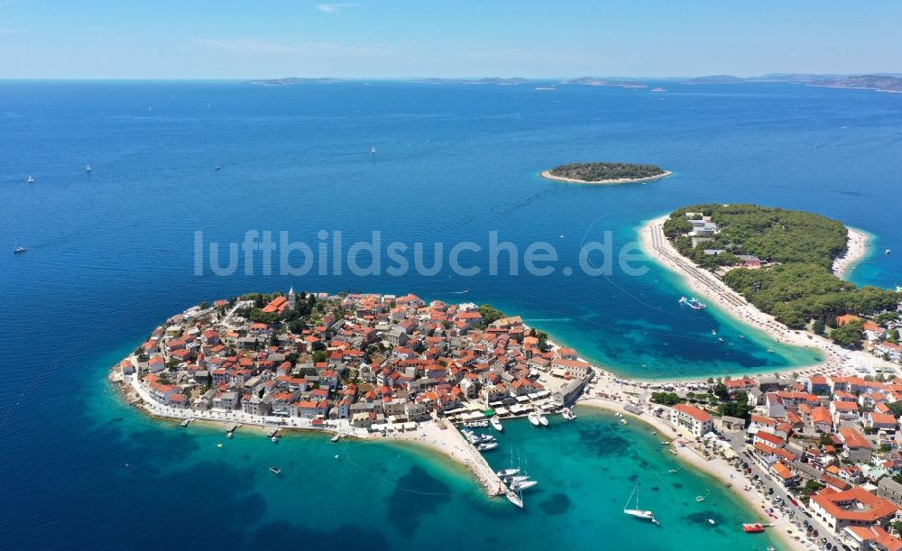 Luftbild Primosten - Ortskern am Meeres- Küstenbereich des Adriatisches Meer in Primosten in Sibensko-kninska zupanija, Kroatien