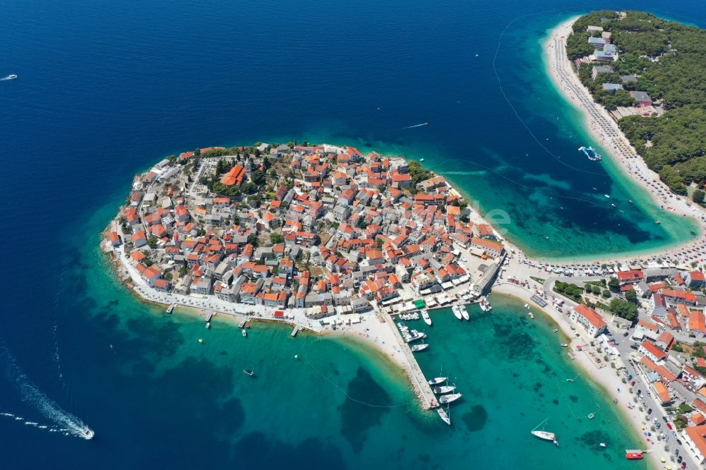 Luftaufnahme Primosten - Ortskern am Meeres- Küstenbereich des Adriatisches Meer in Primosten in Sibensko-kninska zupanija, Kroatien