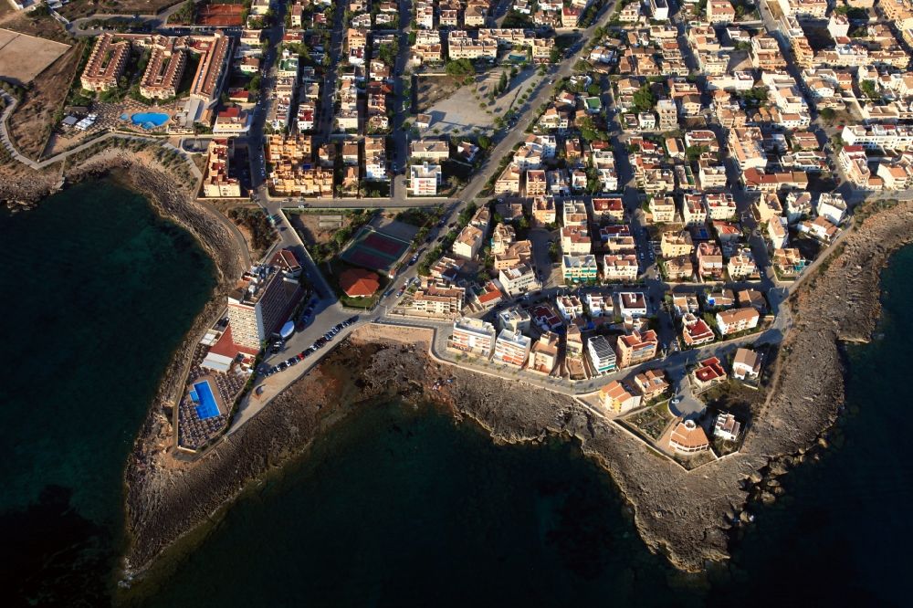 Colonia de Sant Jordi aus der Vogelperspektive: Ortskern am Meeres- Küstenbereich der Illes Balerars in Colonia de Sant Jordi in Balearische Insel Mallorca, Spanien