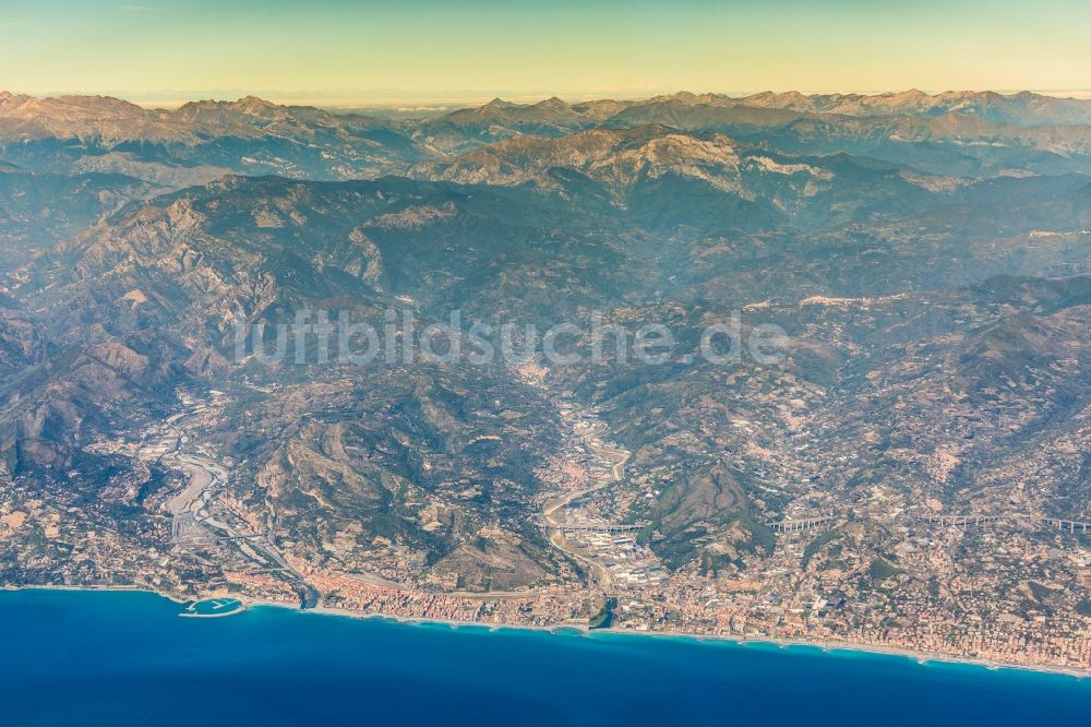 Luftaufnahme Ventimiglia - Ortskern und Orts- Zentrum an der Meeres- Küste Ligurisches Meer in Ventimiglia in Ligurien, Italien