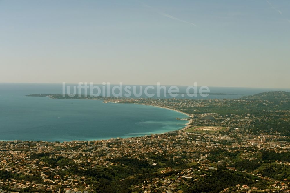 Cagnes-sur-Mer aus der Vogelperspektive: Ortskern und Orts- Zentrum an der Meeres- Küste des Mittelmeeres in Cagnes-sur-Mer in Provence-Alpes-Cote d'Azur, Frankreich