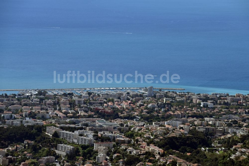 Luftaufnahme Cagnes-sur-Mer - Ortskern und Orts- Zentrum an der Meeres- Küste des Mittelmeeres in Cagnes-sur-Mer in Provence-Alpes-Cote d'Azur, Frankreich