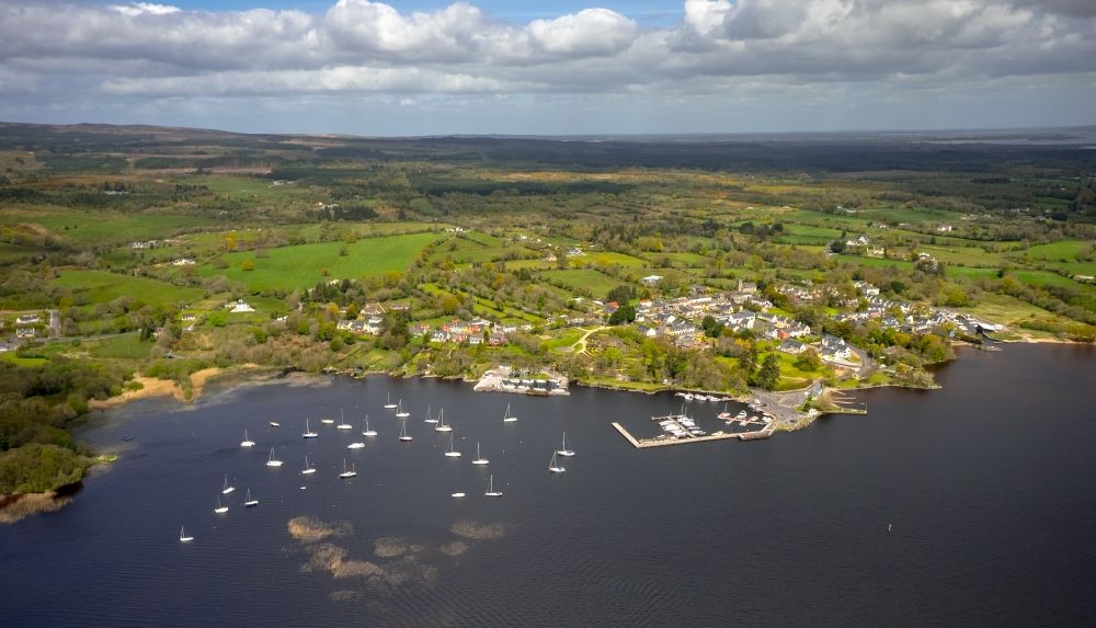 Luftaufnahme Mountshannon - Ortskern und Orts- Zentrum an der Meeres- Küste Nordatlantischer Ozean in Mountshannon in Clare, Irland