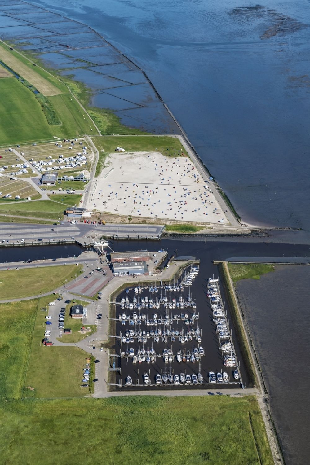 Luftbild Dornum - Ortskern und Orts- Zentrum an der Meeres- Küste der Nordsee in Dornumersiel im Bundesland Niedersachsen