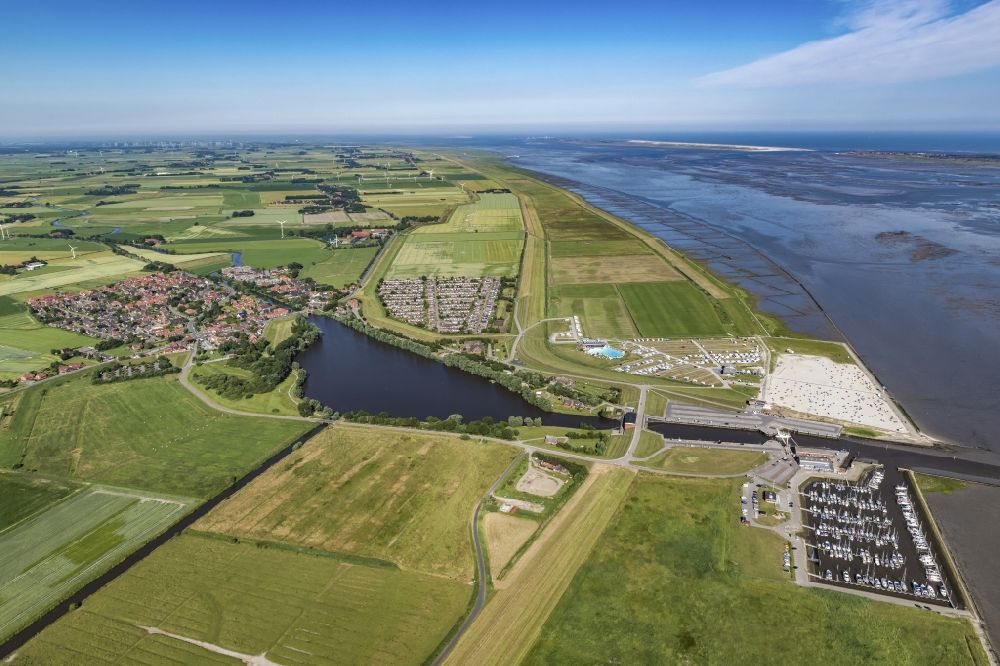 Luftaufnahme Dornum - Ortskern und Orts- Zentrum an der Meeres- Küste der Nordsee in Dornumersiel im Bundesland Niedersachsen