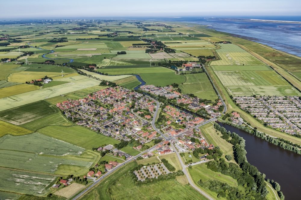 Dornum aus der Vogelperspektive: Ortskern und Orts- Zentrum an der Meeres- Küste der Nordsee in Dornumersiel im Bundesland Niedersachsen