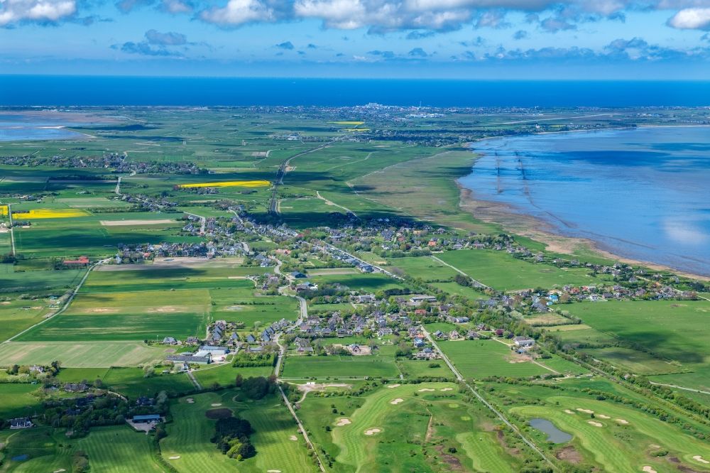Luftaufnahme Morsum - Ortskern und Orts- Zentrum an der Meeres- Küste der Nordsee in Morsum auf der Insel Sylt im Bundesland Schleswig-Holstein, Deutschland