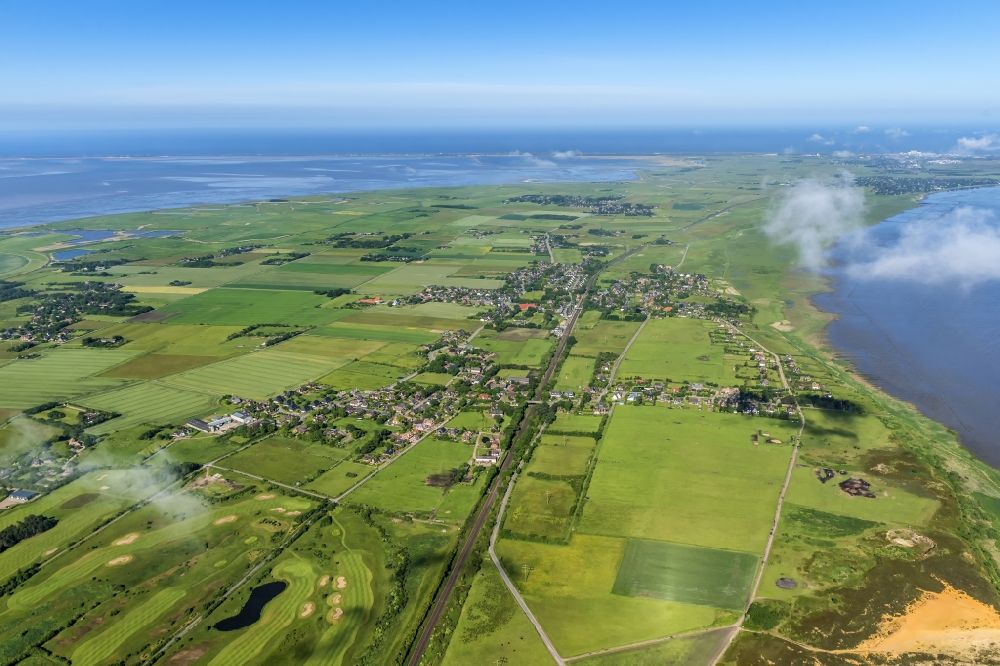 Luftaufnahme Sylt-Ost - Ortskern und Orts- Zentrum an der Meeres- Küste der Nordsee in Morsum im Bundesland Schleswig-Holstein