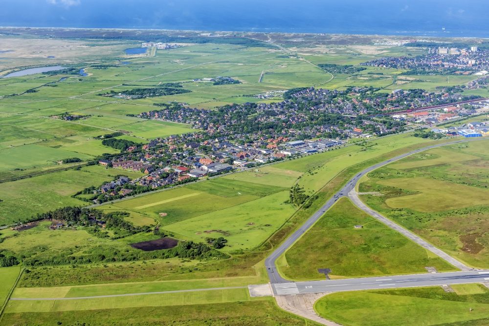 Sylt-Ost von oben - Ortskern und Orts- Zentrum an der Meeres- Küste der Nordsee in Tinnum im Bundesland Schleswig-Holstein