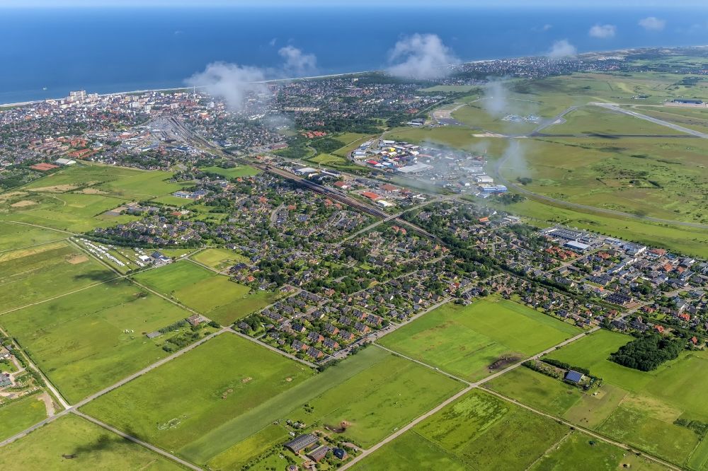 Luftbild Sylt-Ost - Ortskern und Orts- Zentrum an der Meeres- Küste der Nordsee in Tinnum im Bundesland Schleswig-Holstein