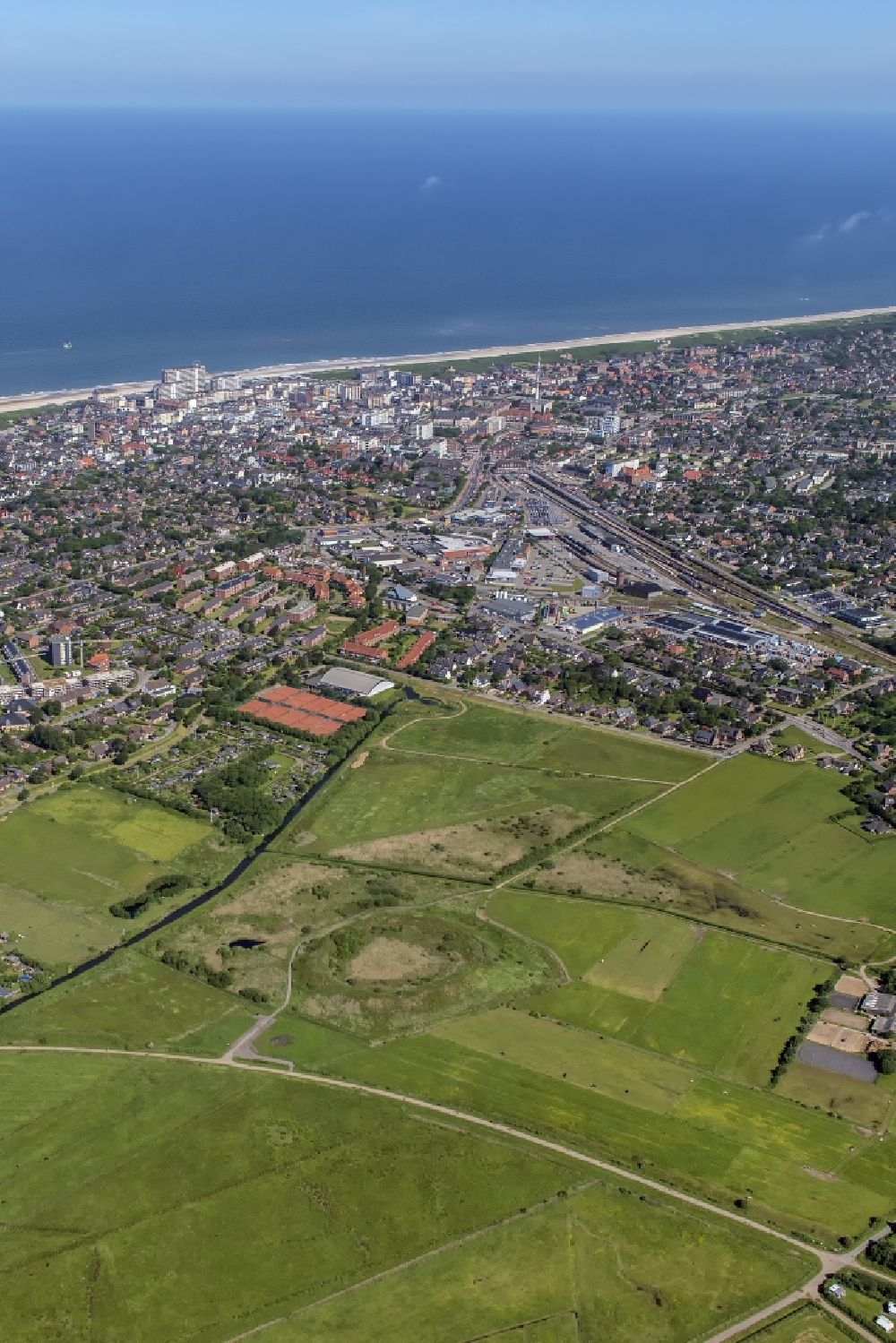 Luftaufnahme Sylt-Ost - Ortskern und Orts- Zentrum an der Meeres- Küste der Nordsee in Tinnum im Bundesland Schleswig-Holstein