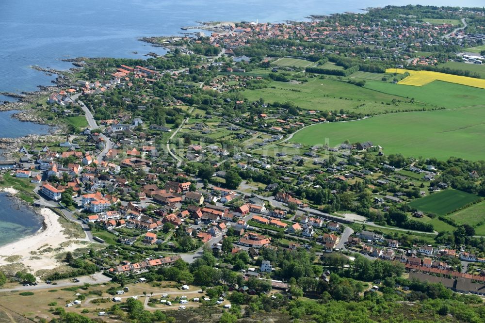 Luftbild Sandvig Sogn - Ortskern und Orts- Zentrum an der Meeres- Küste der Ostsee auf der Insel Bornholm in Sandvig Sogn in Region Hovedstaden, Dänemark
