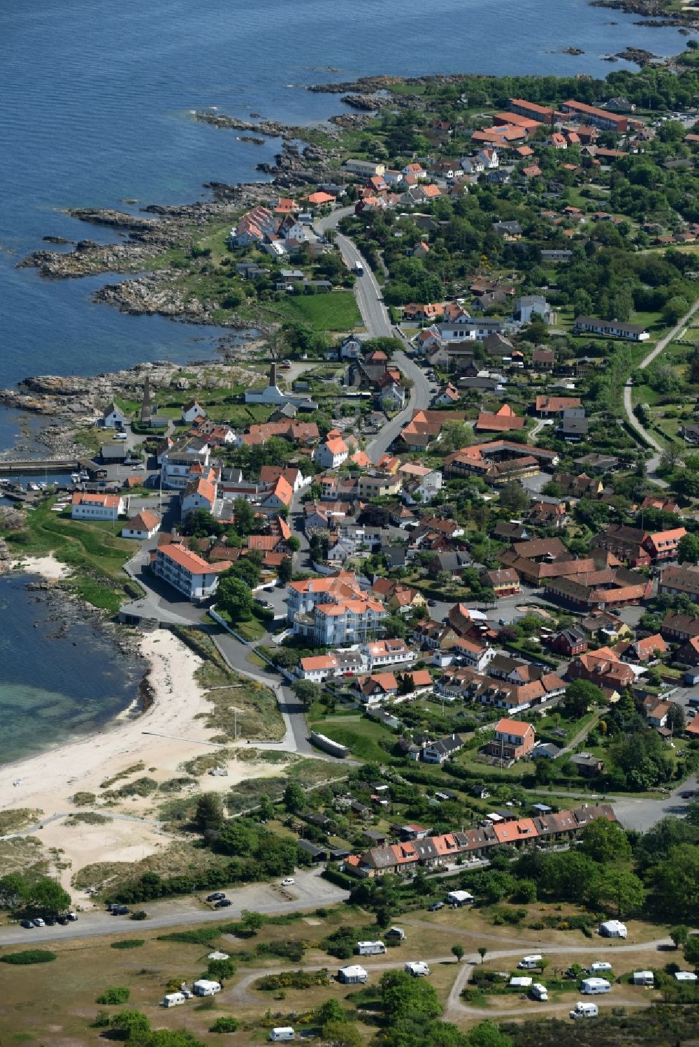 Luftaufnahme Sandvig Sogn - Ortskern und Orts- Zentrum an der Meeres- Küste der Ostsee auf der Insel Bornholm in Sandvig Sogn in Region Hovedstaden, Dänemark