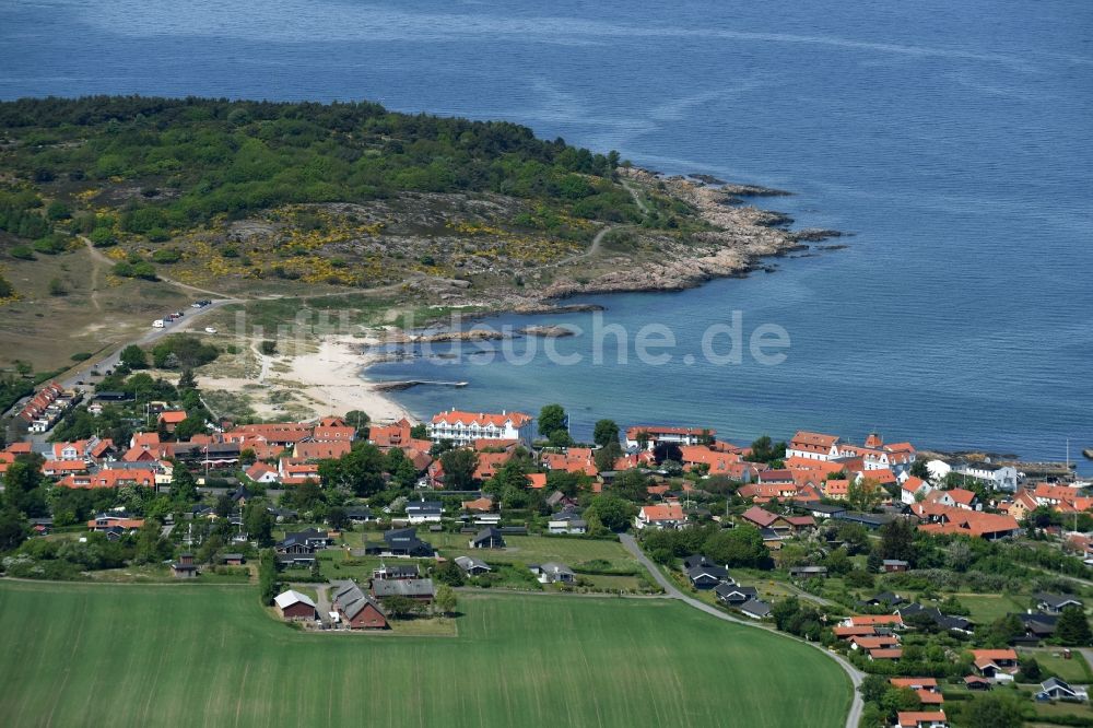 Luftaufnahme Allinge- Sandvig - Ortskern und Orts- Zentrum an der Meeres- Küste der Ostsee auf der Insel Bornholm in Sandvig Sogn in Region Hovedstaden, Dänemark