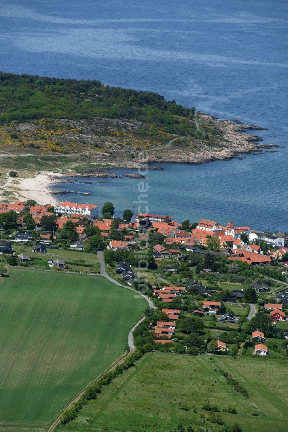 Allinge- Sandvig von oben - Ortskern und Orts- Zentrum an der Meeres- Küste der Ostsee auf der Insel Bornholm in Sandvig Sogn in Region Hovedstaden, Dänemark
